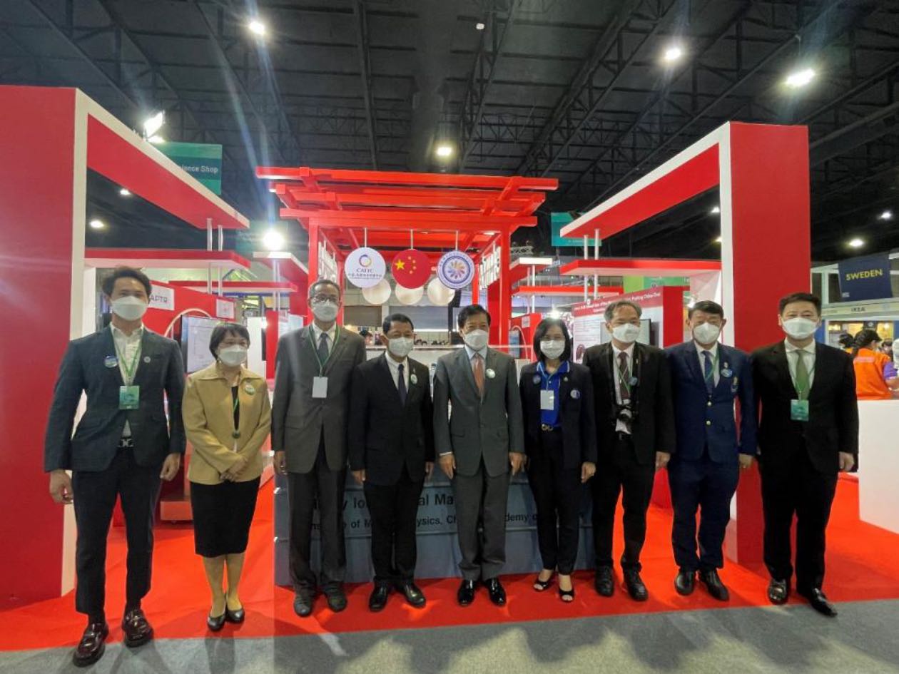 莅临中国展区.jpg